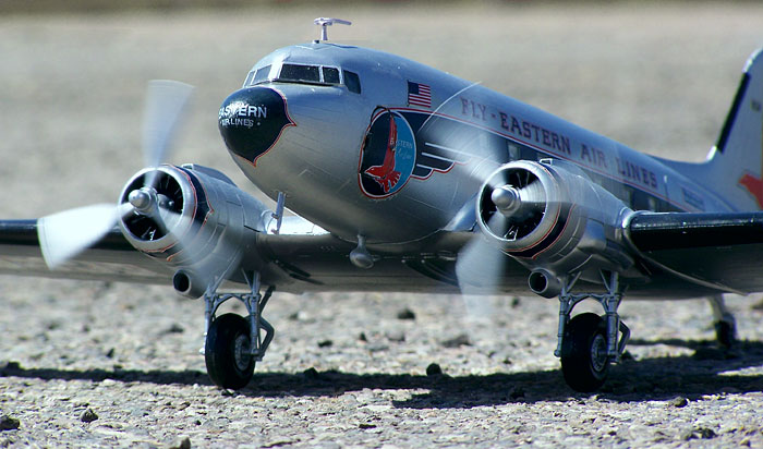 1x modelli Douglas DC 3 T I./Aeromobile A./Yakair woodmodel 1:48 